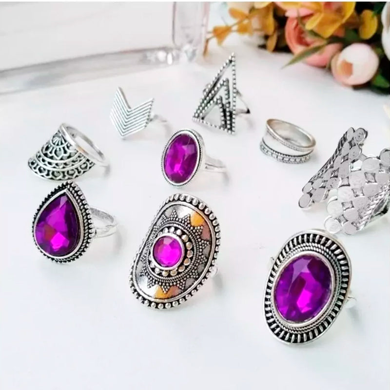 set de varios anillos sobre fondo blanco