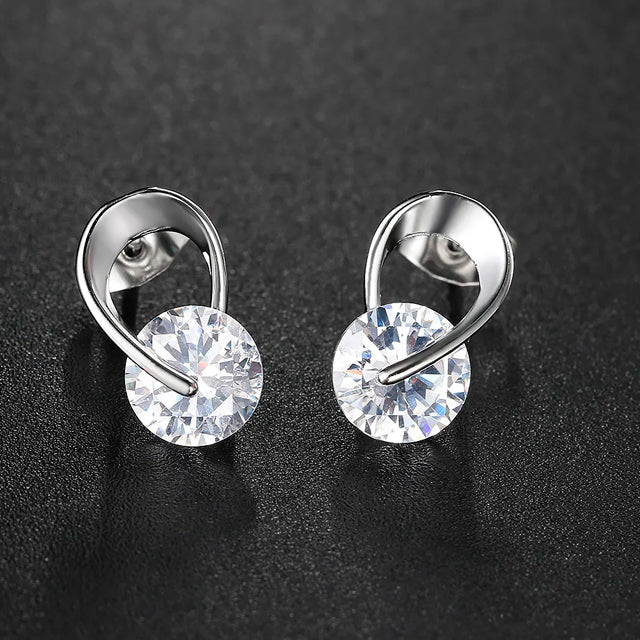 Vista cercana de los aretes Lovora con forma de gota y acabado brillante, ideal para ocasiones especiales.