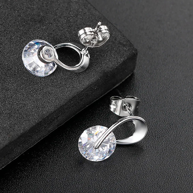 Vista cercana de los aretes Lovora con forma de gota y acabado brillante, ideal para ocasiones especiales.