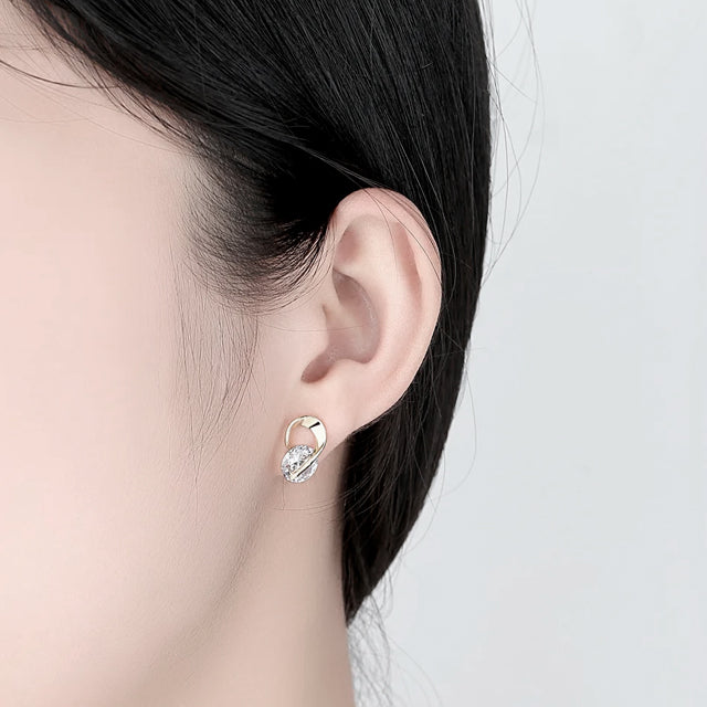 Vista cercana de los aretes Lovora con forma de gota y acabado brillante, ideal para ocasiones especiales.